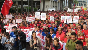 DİSK iş bıraktı: İzmir'de işçiler sokakta...