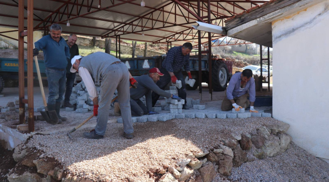 Gördes'de 'taş bizden,döşemesi sizden' imece usulü yol yapımı