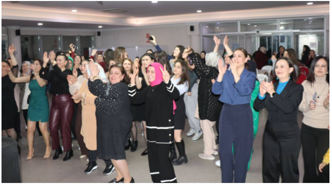 Gördes'de bir araya gelen kadınlar 8 martı coşkuyla kutladı