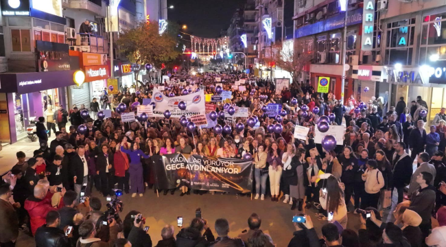 Kadınlardan muhteşem gece yürüyüşü