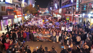 Kadınlardan muhteşem gece yürüyüşü