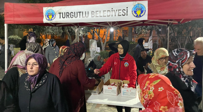 Kandilde vatandaşlara lokumlu bisküvi dağıtıldı