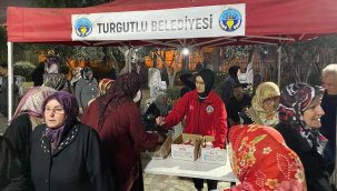 Kandilde vatandaşlara lokumlu bisküvi dağıtıldı