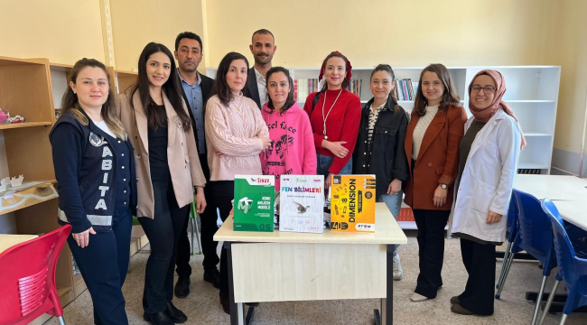 MABEM yönetimi okulları ziyaret ederek çocuklara kitap dağıttı