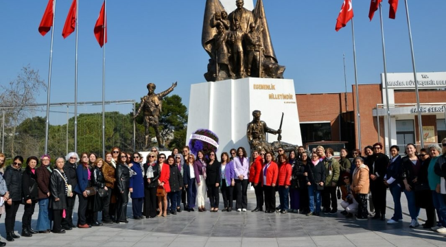 Manisalı kadınlar 8 martta Atatürk anıtına çelenk koydu