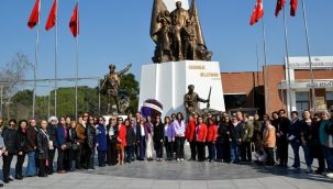 Manisalı kadınlar 8 martta Atatürk anıtına çelenk koydu