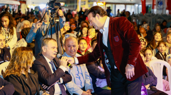 Müzik şöleninde başkan sanatçı Ali Çakar'a eşlik etti