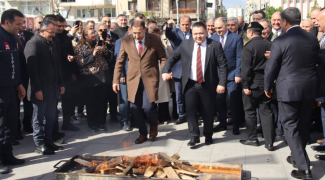 Nevruz ateşinde birlikte atladılar