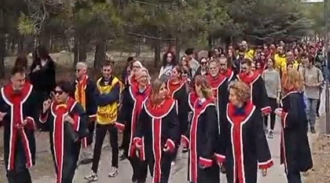 ODTÜ'de akademisyenlerden Eğitim Sen yürüyüşü