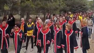 ODTÜ'de akademisyenlerden Eğitim Sen yürüyüşü