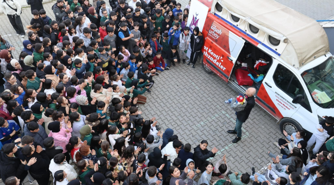 Okullarda eğlenceli kukla gösterisi çoçukları mutlu etti