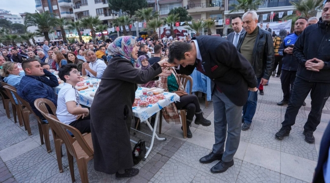 Onlarca vatandaş Turgutlu'da iftar sofrasında ekmek bölüştü
