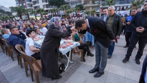 Onlarca vatandaş Turgutlu'da iftar sofrasında ekmek bölüştü