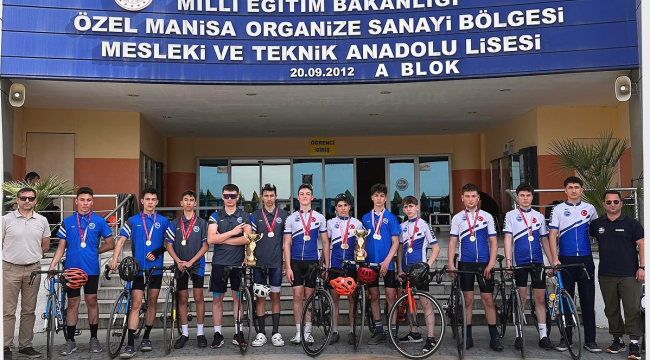 Özel MOSTEM lisesi bisiklet takımı gençler A ve gençler B kategorilerinde birinci oldu