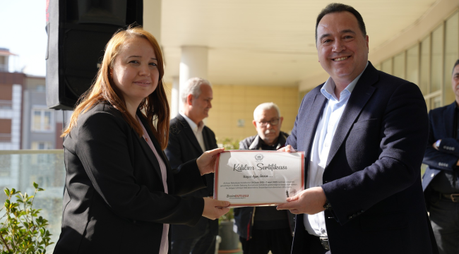 Satranç kursunda başarılı olan kadınlar belgelerini aldı