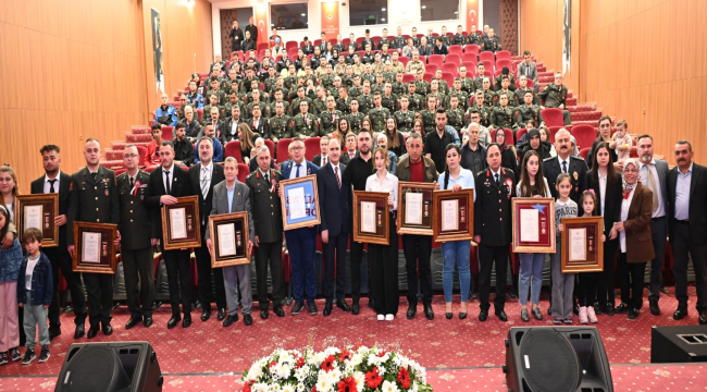 Şehit yakınlarıve gaziler devlet övünç madalyası ve beratlarını aldı