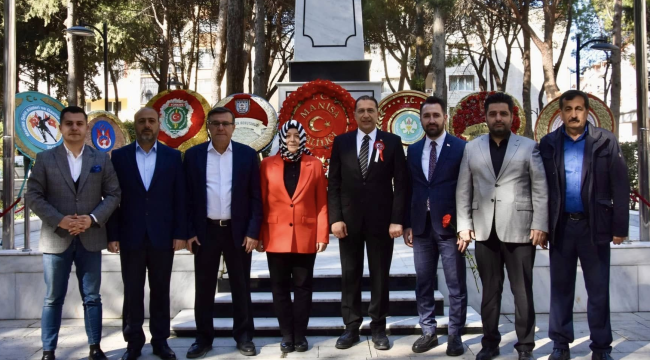 AKP yönetimi şehitliği ziyaret etti şehit mezarlarına karanfil bıraktı