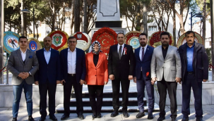 AKP yönetimi şehitliği ziyaret etti şehit mezarlarına karanfil bıraktı