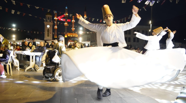 Semazenler eşliğinde onlarca vatandaş iftarını açtı