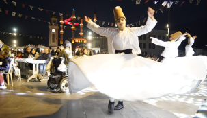 Semazenler eşliğinde onlarca vatandaş iftarını açtı