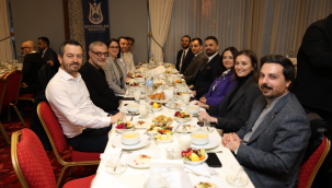 Siyasetcileri buluşturan iftar sofrası