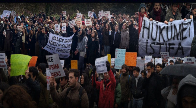 Üniversite öğrencileri ayakta