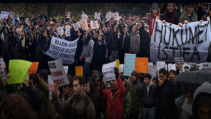 Üniversite öğrencileri ayakta