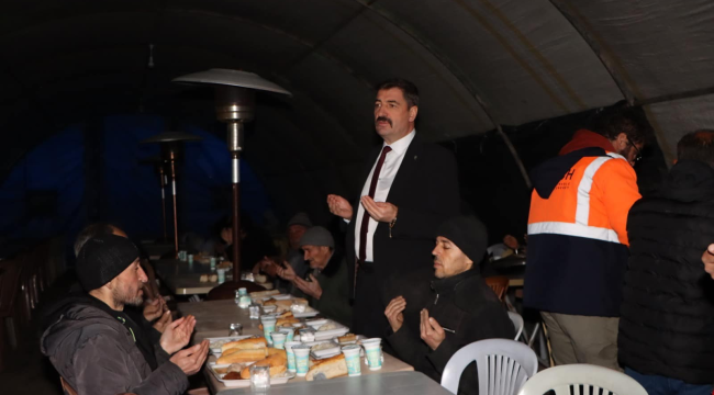 Yeniden göreve başlayan başkan Dönmez iftarı vatandaşlarla yaptı