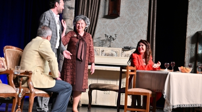 "Ağaçlar ayakta ölür"oynuyla Manisa mesir tiyatro festivali başladı