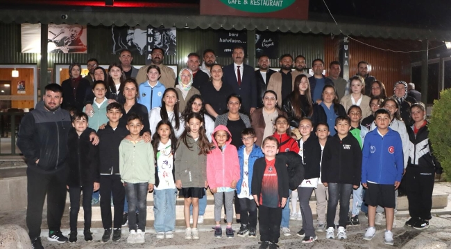 Başkan Dönmez şampiyon badmintoncuları kutladı