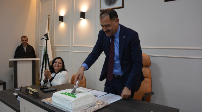 Başkan Kara birinci yılını pasta keserek kutladı