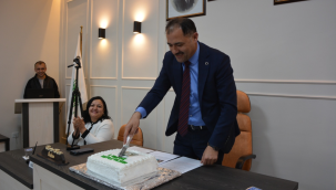 Başkan Kara birinci yılını pasta keserek kutladı