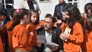 Başkan Turgut öğrencilere kitap dağıttı