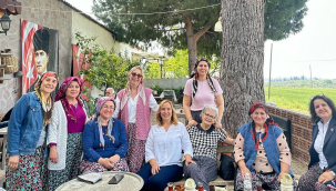 CHP kadın kolları üyeleri zirai dondan zarar gören ilçelerde çiftçi ailelerini ziyaret etti