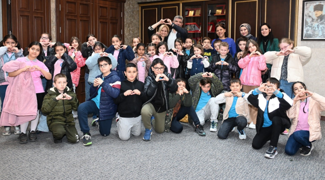 Çocuklar başkan Okur'u sorularıyla terletti