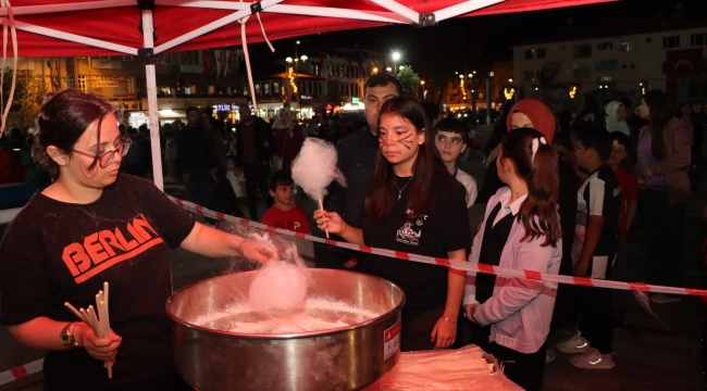 Çocuklara pamuk helva dağıtıldı