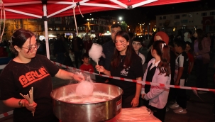 Çocuklara pamuk helva dağıtıldı