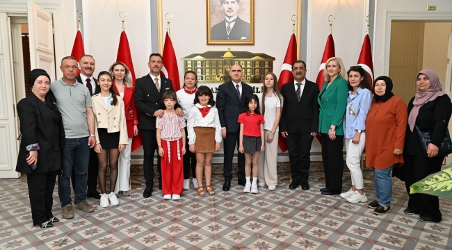 Dereceye giren öğrenciler ödüllerini vali Özkan'dan aldı