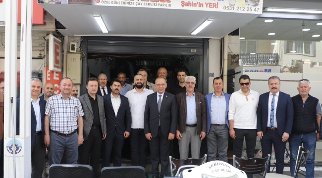 Esnaf işlettiği çay ocağında kütüphane kurdu