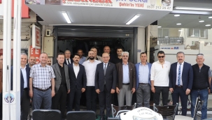 Esnaf işlettiği çay ocağında kütüphane kurdu