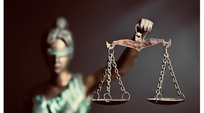 HUKUK, YİNE HUKUK, İLLA HUKUK…Ali Suat Ertosun yazdı.