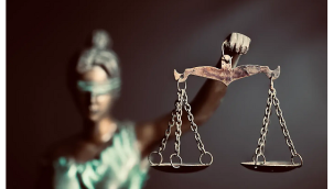 HUKUK, YİNE HUKUK, İLLA HUKUK…Ali Suat Ertosun yazdı.