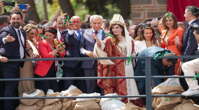 Mesir festivali halk şifalı mesirlerin saçımıyla sona erdi