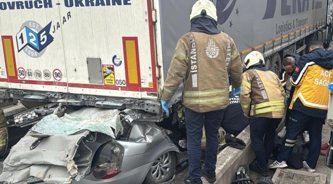 Otomobil, gişelerde TIR'ın altına girdi:4 kişi yaşamını yitirdi
