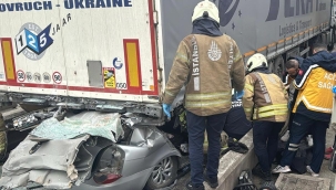 Otomobil, gişelerde TIR'ın altına girdi:4 kişi yaşamını yitirdi