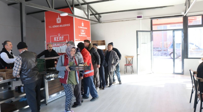 Pazr yerinde esnaf ve vatandaşlara çorba ikramı
