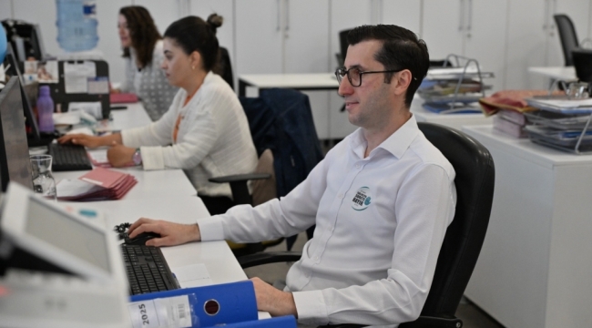 sağlıkta şiddeti kınamak için belediye çalışanları beyaz giydi