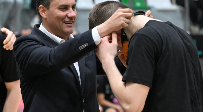 Şampıyon Rytas Vilnius'un madalyalarını başkan Zeyrek verdi