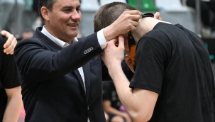 Şampıyon Rytas Vilnius'un madalyalarını başkan Zeyrek verdi