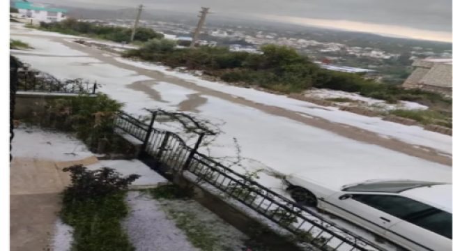 Seferihisara dolu yağdı